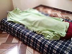 젊은 조카 삼촌 자는 동안 빨아 유혹