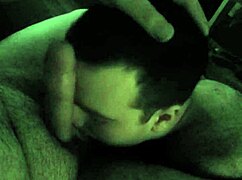 Новичок берет глубоко в обе дыры с кремовой внутренней концовкой