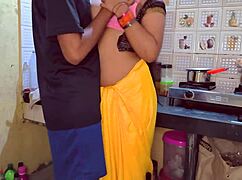 Ibu tiri panas tertangkap melancap semasa panggilan boyfriend.