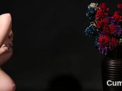 Niegrzeczna rozkładówka połyka ładunek spermy na twarzy po dzikim blowbang