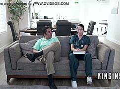 Hemşire soyunuyor ve hastanede yasak sahnede kıyafetleri yırtıyor 😏