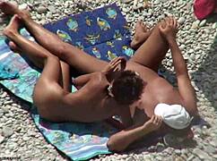 Strand voyeur fanger brunette som gir blowjob ute