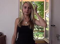 Hé Chloe, Wil Je Strippen en Spelen met Dat Speelgoed in Je Strakke Plekje?