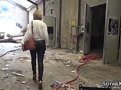 לידי סוניה הבריטית הבוגדנית מתגרה עם ציצים ענקיים