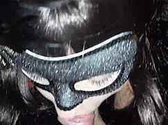 الزوجة العاهرة تمتص بلهف غريباً في الفندق