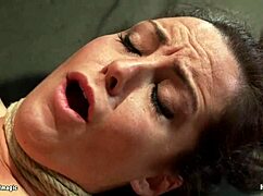 Zvezana lezbijka zdrži grobo dvojno penetracijo s perverznimi igračami v tesnem vezanju