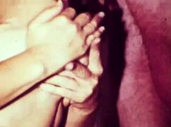 빈티지 스텝맘 어두운 런던 주방에서 요리해