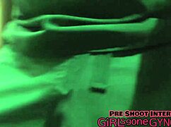 Giggles w szoku, jak doktor Aria Nicole paraduje nago na badaniu. Zobacz pełny film na girlsgonegyno.com!