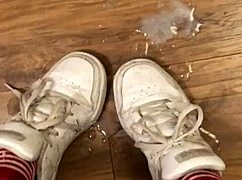 Hé, trouvé ce hot milf footjob dans mon dossier caché iPhone !