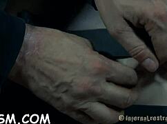 Geklemmtes Luder hält Toy-Strafe im Arsch aus