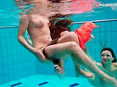 อเวนนากับนีนา มอห์นัตคาและมาร์เกตาเล่นน้ำสดชื่นในสระว่ายน้ำด้วยกัน