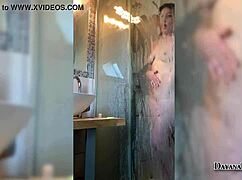 Chica de culo grande se masturba duro en ducha caliente sola