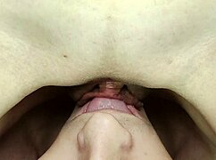 كس رطب ينزلق على لسانه المتحمس