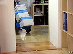 Dostavljač jebao bujnu plavušu u kancelariji u štiklama