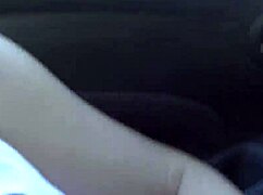 Helena Price dévore la chatte rasée de Claire Black en conduisant