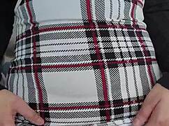 מורה חמה עם ציצים גדולים ותחת משתעשעת עם צעצועים פרועים