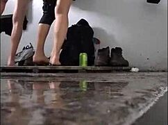 Hei, uită-te la fundul ăla dolofan pe cameră spion la piscină! Am prins fiecare detaliu ascuns.