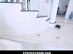 큰 엉덩이 의붓언니 조이 폭스랑 엄마 피해 몰래 박기 POV, 조그만 몸매랑 가슴 만지작