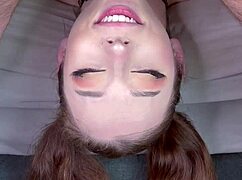 Европейская красотка берет монстр-член глубоко в перевернутом минете с косичками и глотанием