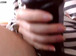 このビッグブラックコックを口の奥まで咥えて、小さな奴隷、ハードコアな楽しみのために