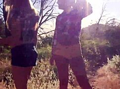 Atletisk blondine og rødhåret trener på rumpe på fjelltur