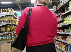 Hé, tu veux me voir flasher mes seins dans ce magasin ?