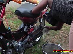 非洲主妇洗摩托车时被抓到出轨。黑帮用大鸡巴在户外吞噬她。