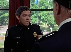 مشهد بيض غير محظور في أكاديمية الشرطة 1984 مضحك!