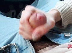 Brez gotovine za taksi, pa sem dala slinast blowjob s spermo v ustih