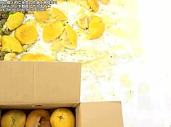 Я так возбужден этим диким фетишем раздавливания еды!