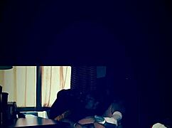 El gran culo de Storm aplaude mientras espía afuera