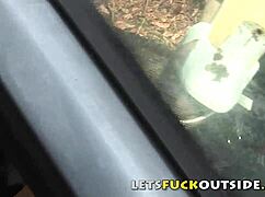 Заблудившаяся милф жестко трахается в лесу на природе