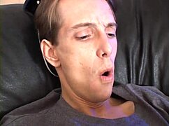 你继母在家吗？我现在需要她