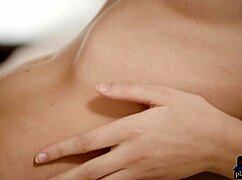 Wunderschöne Katrine Pirs zieht sich nackt für Playboy aus