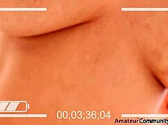 Forró hippi harisnyában izgatja magát, levetkőzik mindenki előtt