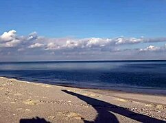 زوجين هاوين يستمتعان بالجنس العام على شاطئ مع صديقة