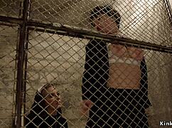 Brunetka sestra líže zadok lesbickej mníške, bože, toto je divoké 😈