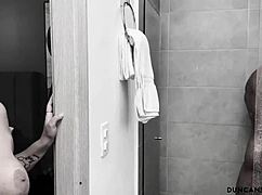 Она поймала его подглядывающим в душе