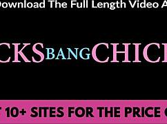 Deze lesbische MILF vinger zichzelf terwijl ze strakke kut likt