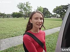 Brunetka modelka berie peniaze za intenzívne doggystyle buchot