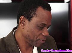 אני לא יכולה להתאפק לטעום את הזין השחור כגילף אירופית