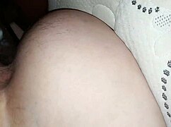 Enteado rasga a buceta da madrasta bem aberta em sessão selvagem.