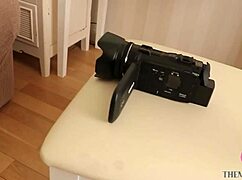 แฟนสาวนมใหญ่หลับๆ ตื่นมาถอดเสื้อให้กล้องท่าเซ็กซี่