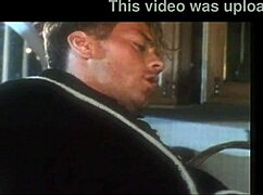 見てよ、このスラットがロッコとバンしてヴィンテージHDポルノでオーラルクリームパイを飲む！