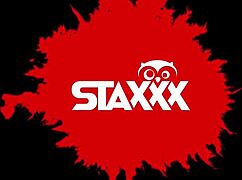 Isojen titten milf houkuttelee latinalaisen sijaistyttären suullisesti