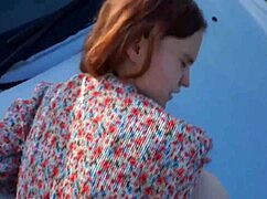 Dekle z velikimi sisami sesa in jebe hardcore v gozdu