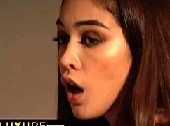 Ginebra surprend son mari avec son amie Lola pour s'amuser