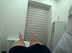 Sunt o asistentă excitată care dă muie epice