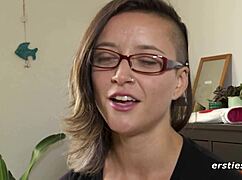 अर्स्टिज ब्रूनेट बेब टॉयज के साथ वाइल्ड एक्शन में मस्तरबेट करती है