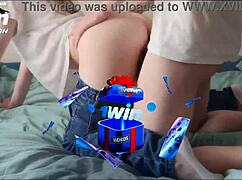 在热宿舍会议中操可爱学生穿着牛仔裤。她的湿逼在狗式中感觉棒极了。